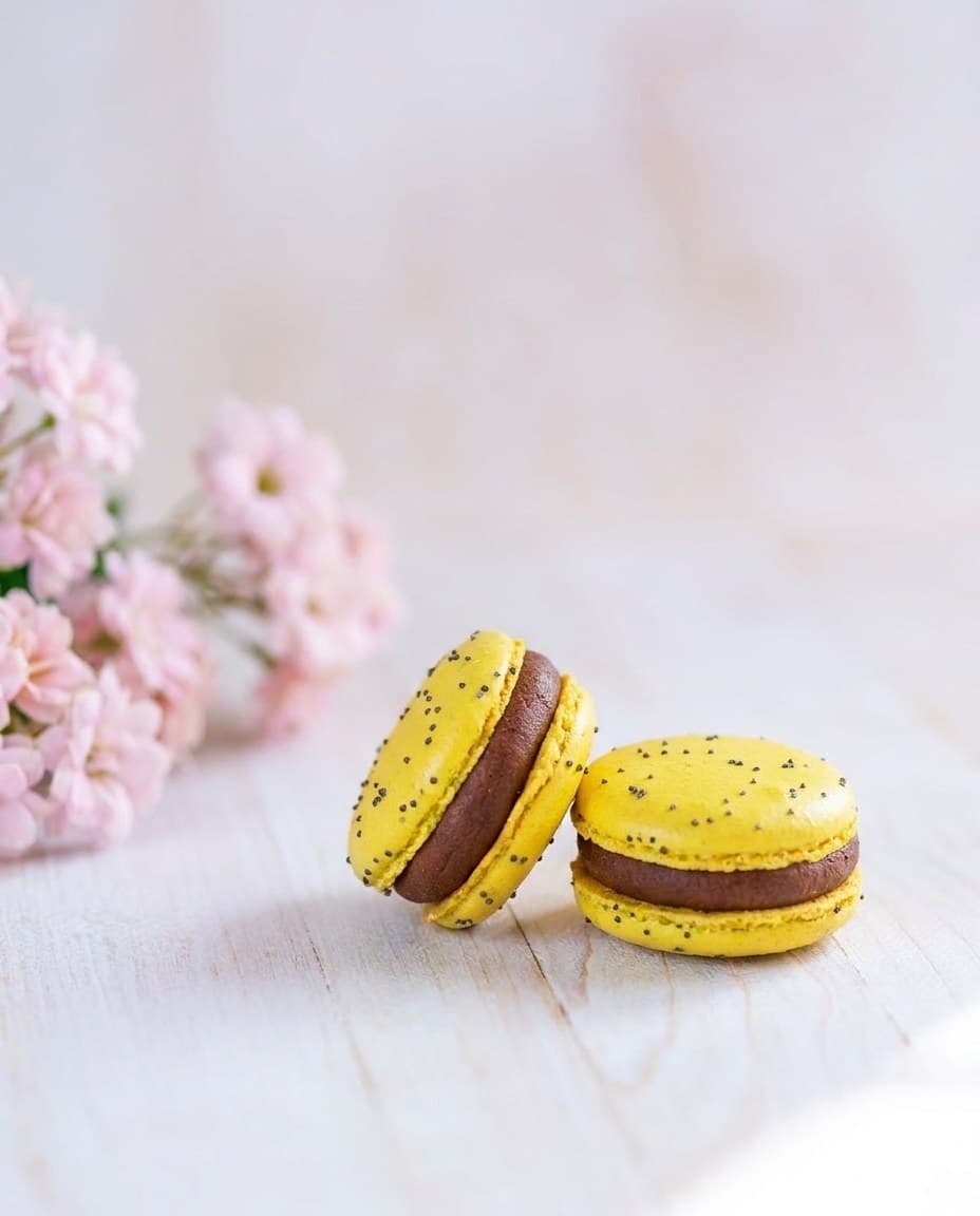 Macarons Banană cu ciocolată neagră — MAYARONS