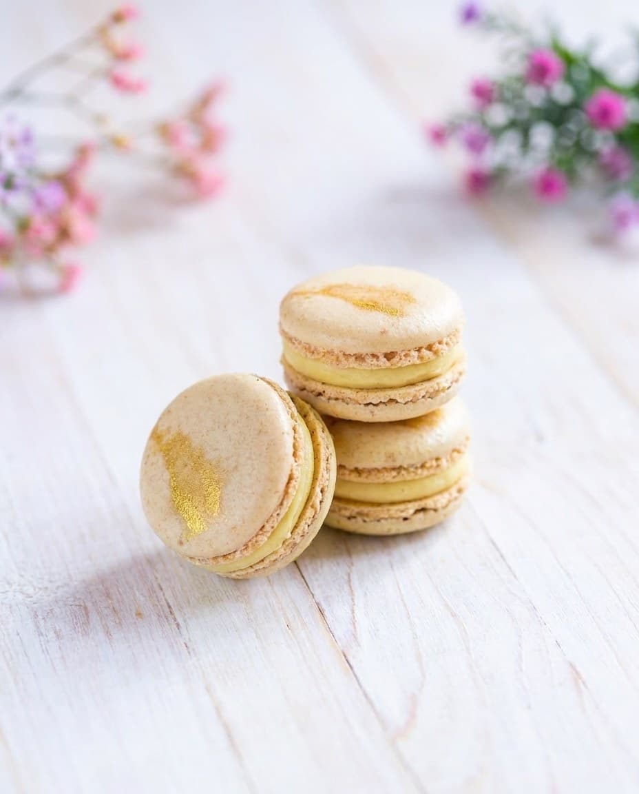 Macarons Vanilie cu ciocolată albă — MAYARONS