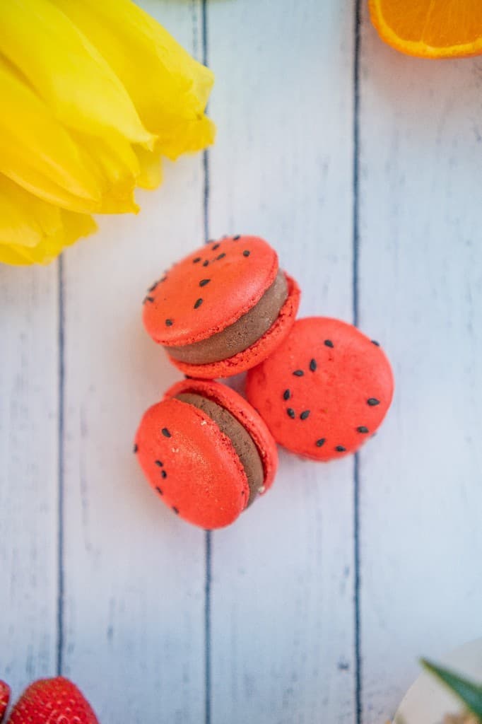 Macarons Zmeură cu ciocolată neagră — MAYARONS